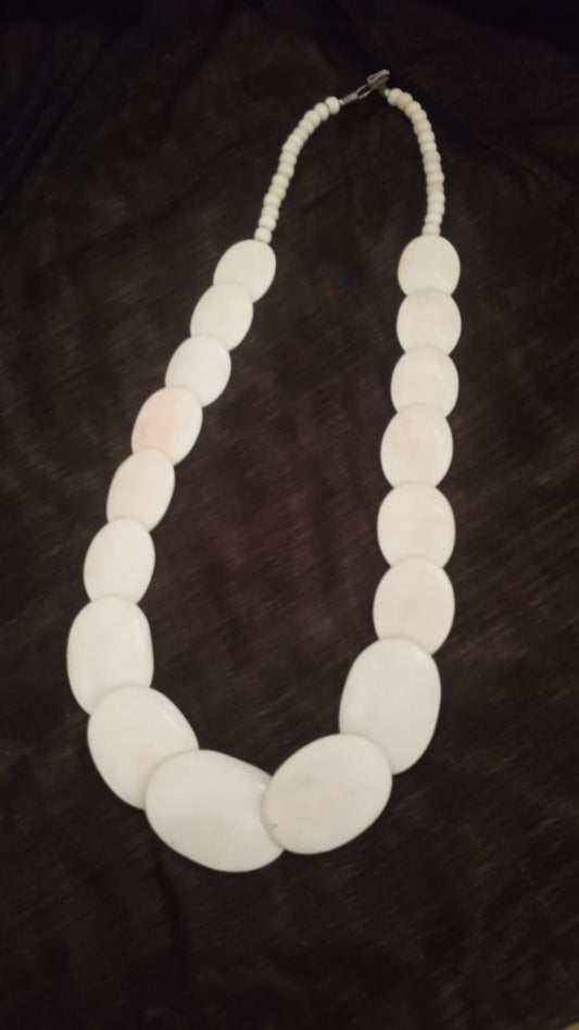 Jewellery button modern style necklace in white