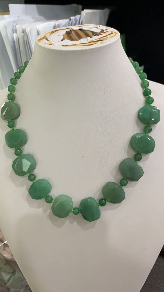 Jewellery Natural Stone Beads jewelry in big beads in oval shape with cuts green