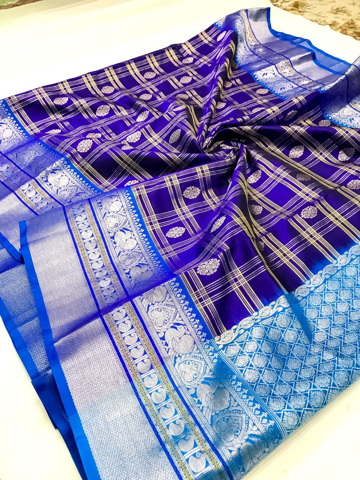 Venkatagiri handloom silk Saree in double tone navy color kalanji color