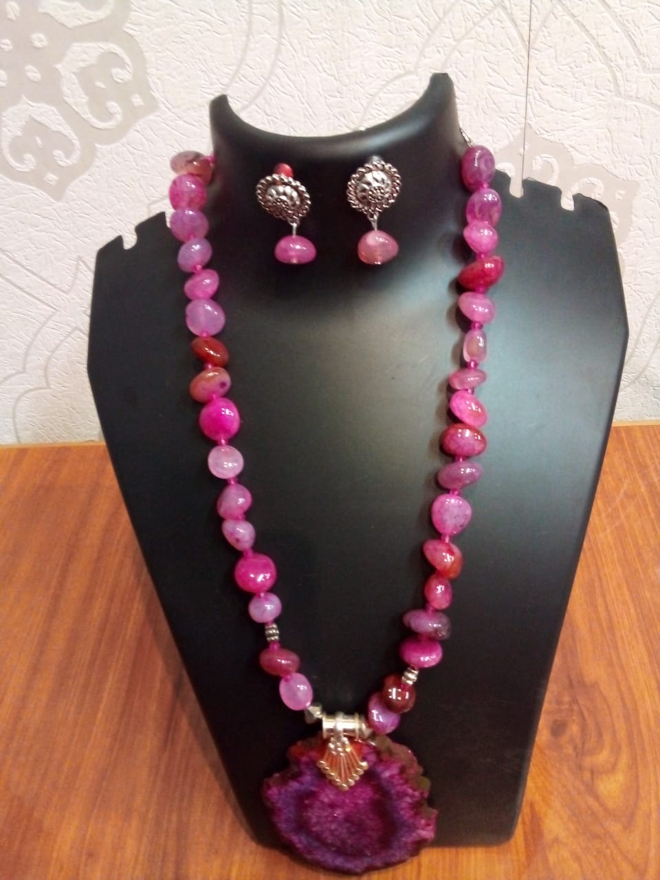 Jewellery pinkish natural Stone with big stone pendant with earrings