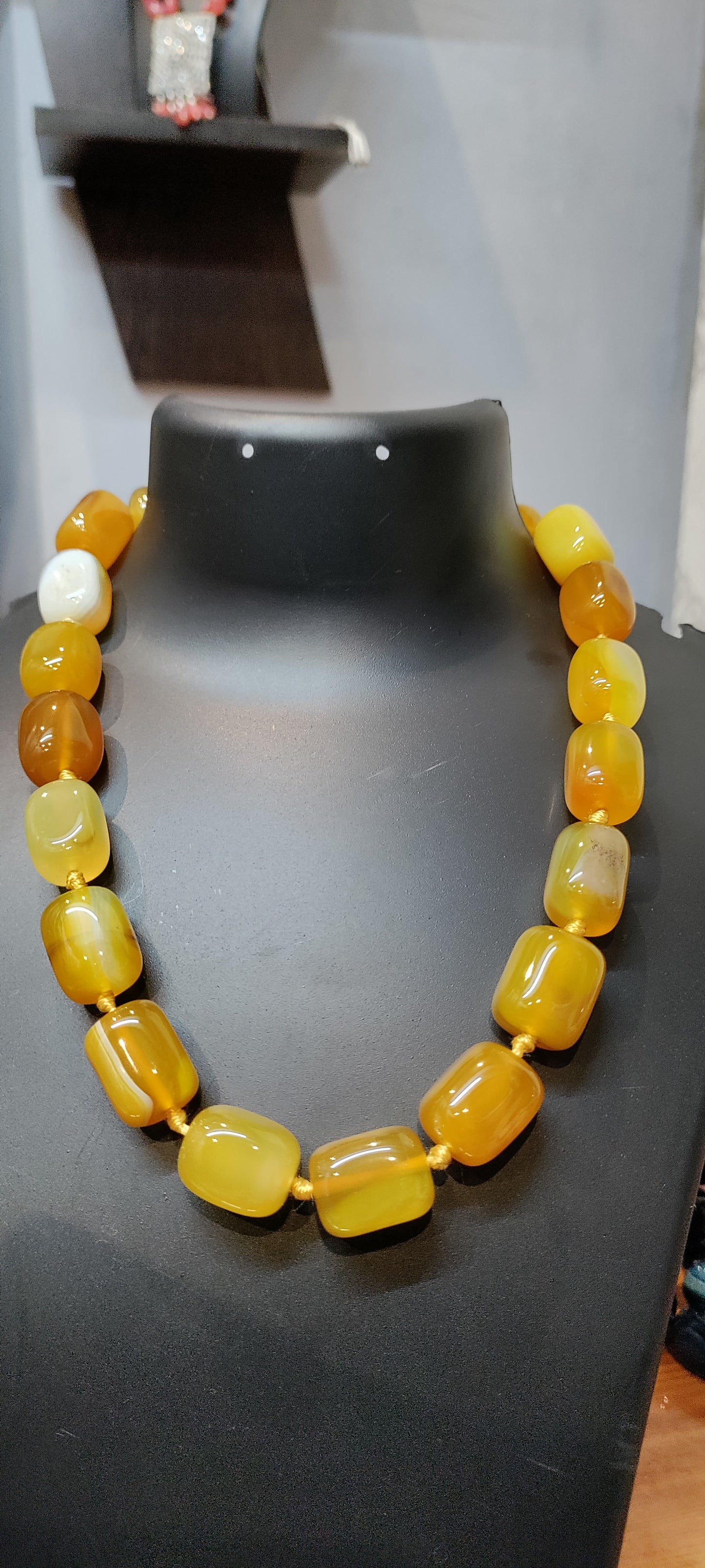 Jewellery Natural Stone Beads jewelry in round shape oval beads in yellow color